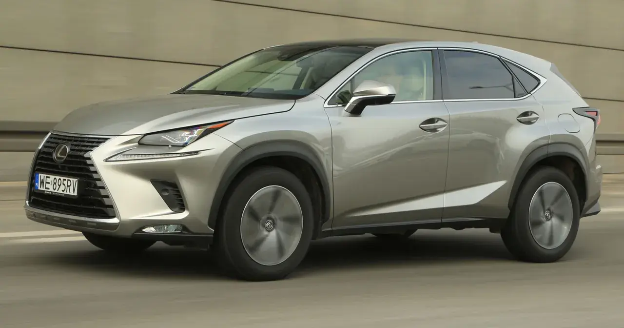 Srebrny Lexus NX 300 w ruchu, z widocznym grillem i reflektorami.
