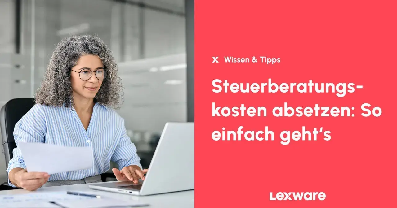 Frau am Laptop, die Papiere hält. Text: "Steuerberatungskosten absetzen: So einfach geht's".