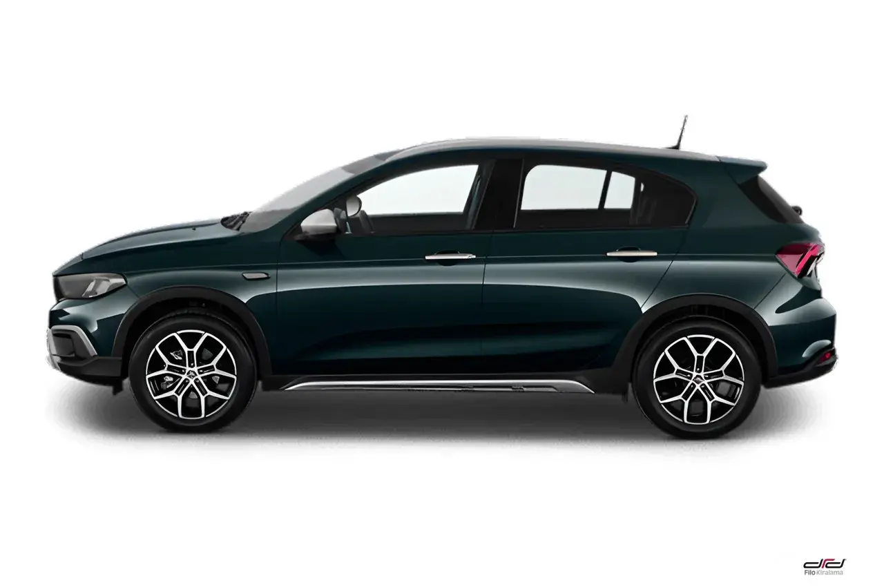 Mörkgrön Fiat Egea Cross med snygga fälgar, redo för äventyr.