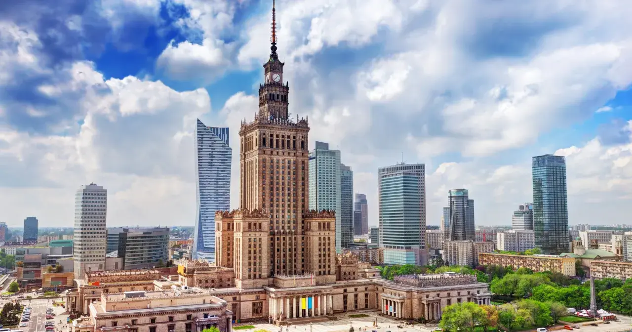 Pałac Kultury i Nauki oraz nowoczesne wieżowce tworzą panoramę stolicy. Odkryj fajne miejsca w Warszawie!