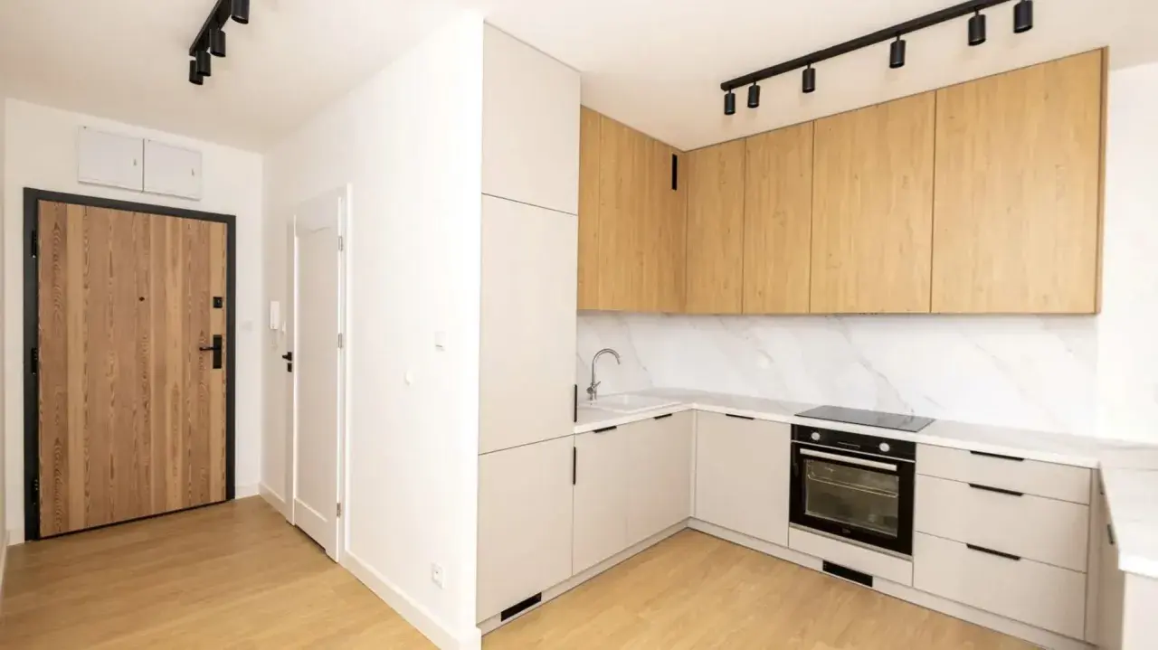 Nowoczesna kuchnia i przedpokój po remoncie. Zastanawiasz się, ile kosztuje kapitalny remont mieszkania 60m2?