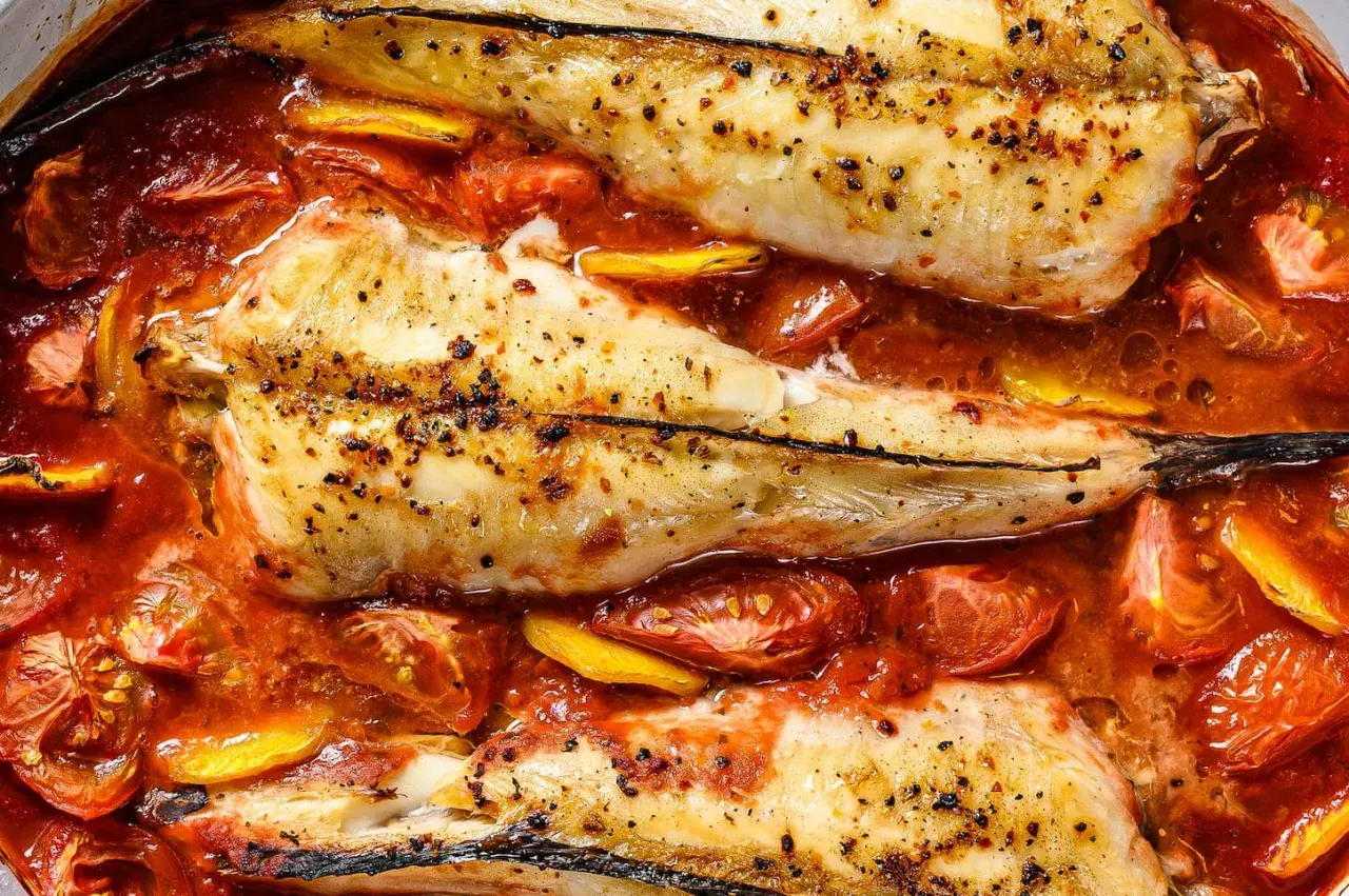 Rape al horno con tomates y limón. Un plato principal perfecto para tus recetas de rape.