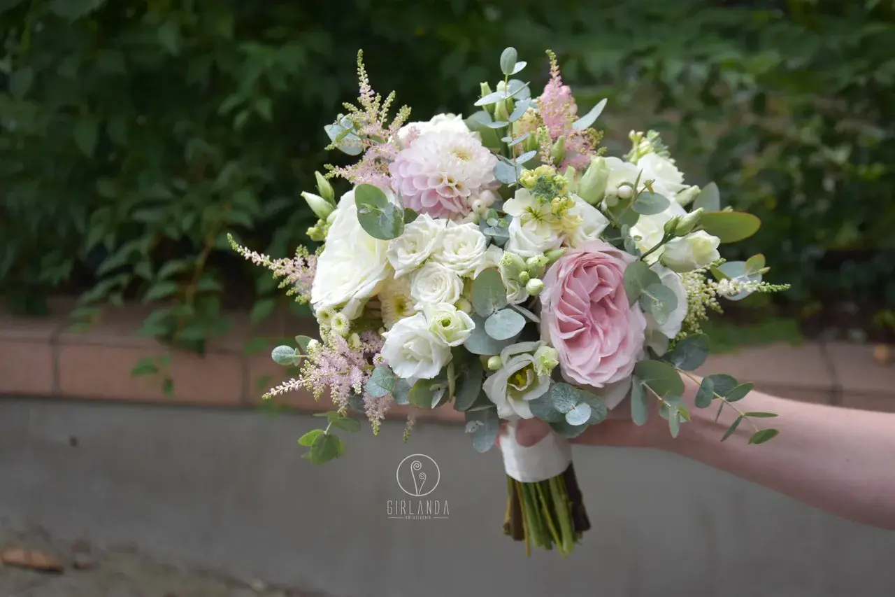 Bukiet ślubny z różowymi i białymi eustoma, różami, astrancją i eukaliptusem. Delikatne eustoma kolory dodają lekkości.