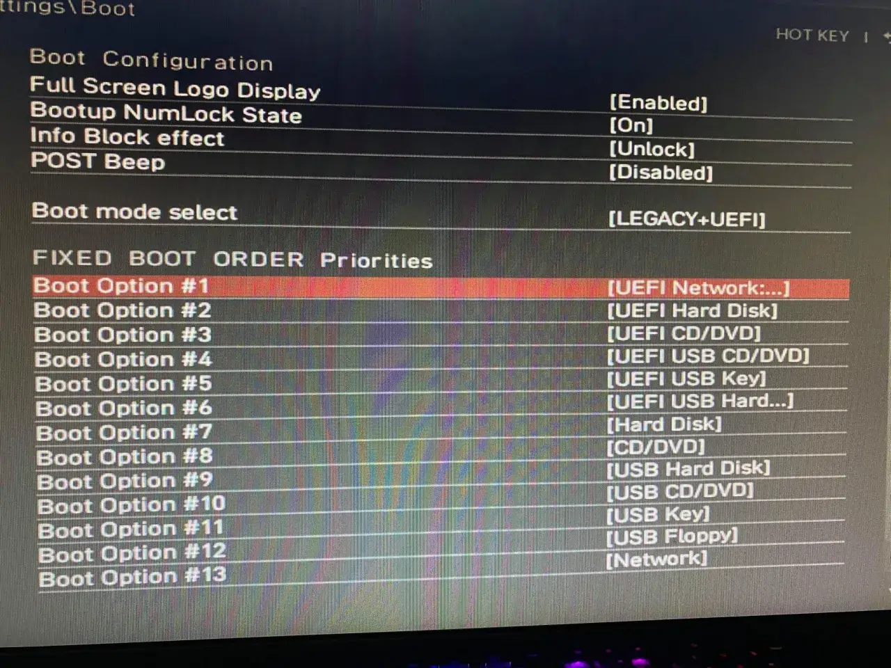 BIOS nie widzi dysku SSD. Widoczny ekran ustawień bootowania, gdzie opcja #1 to "UEFI Network", a dysk SSD nie jest widoczny na liście priorytetów.