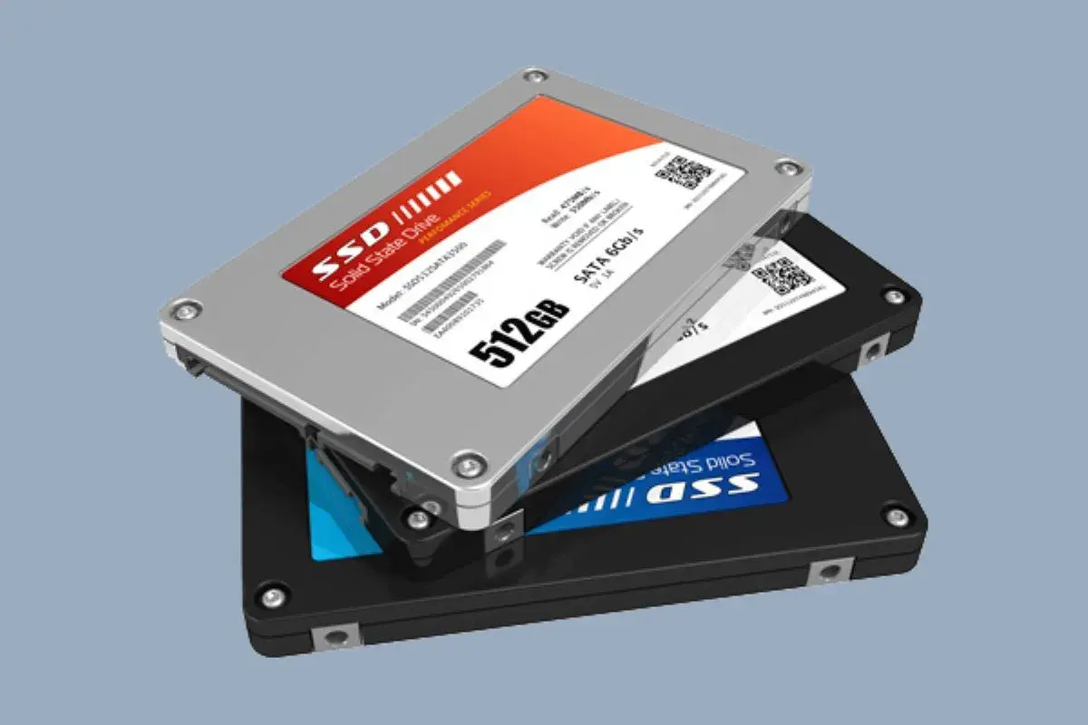 Trois disques SSD empilés, dont un modèle 512 Go avec interface serial ata, prêts à accélérer votre ordinateur.
