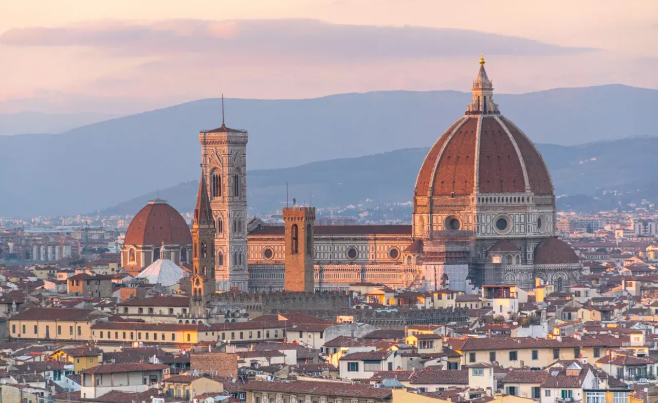 Vue panoramique de Florence au coucher du soleil, avec le Duomo et le campanile de Giotto. Idéal pour visiter Florence.