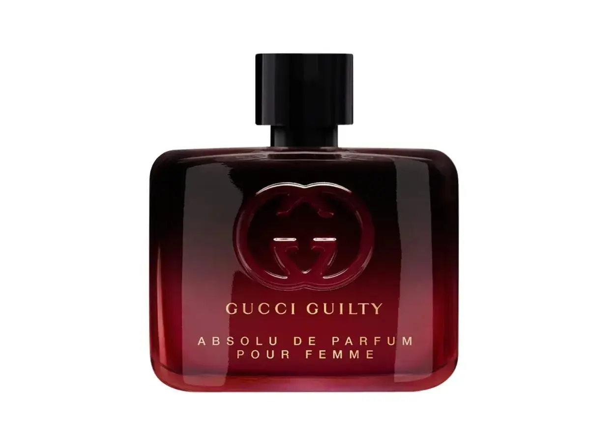 Elegancka butelka perfum Gucci Guilty Absolu de Parfum Pour Femme w odcieniach czerwieni i czerni.