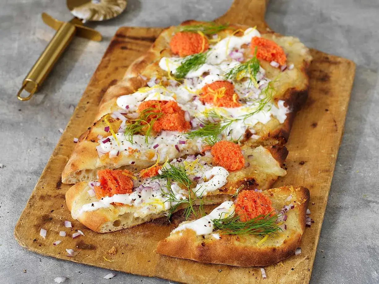 Flatbread med krämig topping, rom och dill. Ett enkelt ricotta recept som passar perfekt som förrätt eller tilltugg.