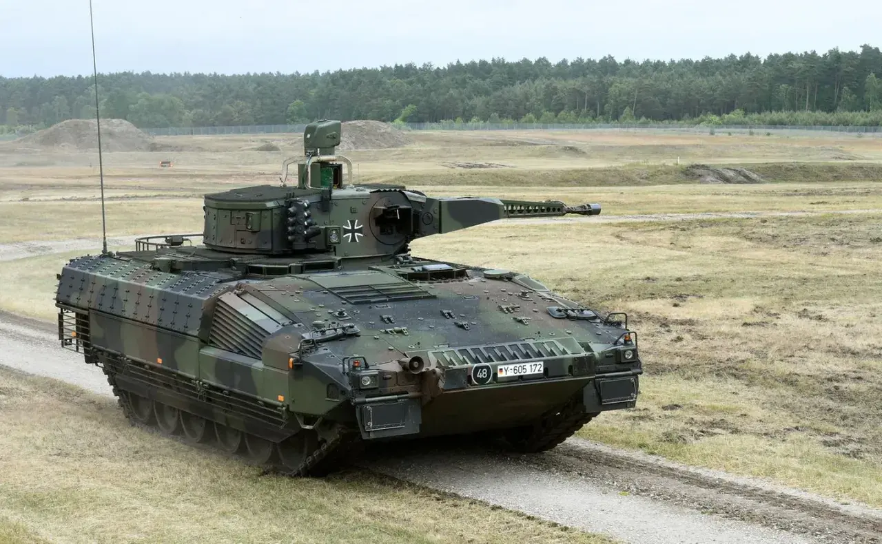 Ein Puma Panzer fährt auf einem Feldweg. Der Puma Panzer Preis ist hoch, aber seine Leistung ist beeindruckend.