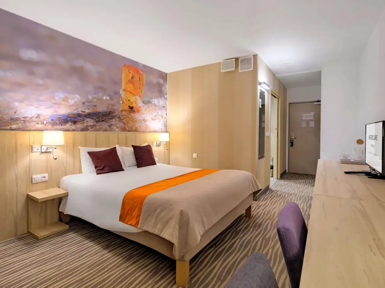 Pokój hotelowy z łóżkiem, tapetą z bursztynem i widokiem na morze, idealny na pobyt w Posejdon Gdańsk.