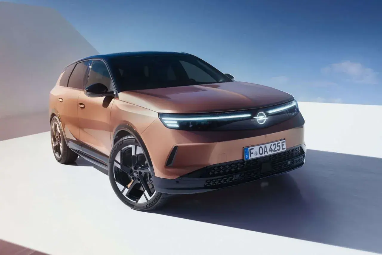 Nowy Opel Grandland w kolorze miedzianym, z nowoczesnymi światłami LED. Sprawdź jego atrakcyjną opel grandland cenę.