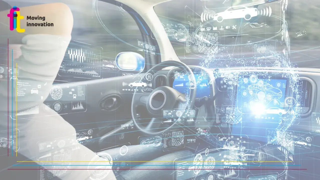 Interno di un'auto con interfaccia futuristica che mostra dati e grafici, simboleggiando la guida autonoma e l'innovazione tecnologica.