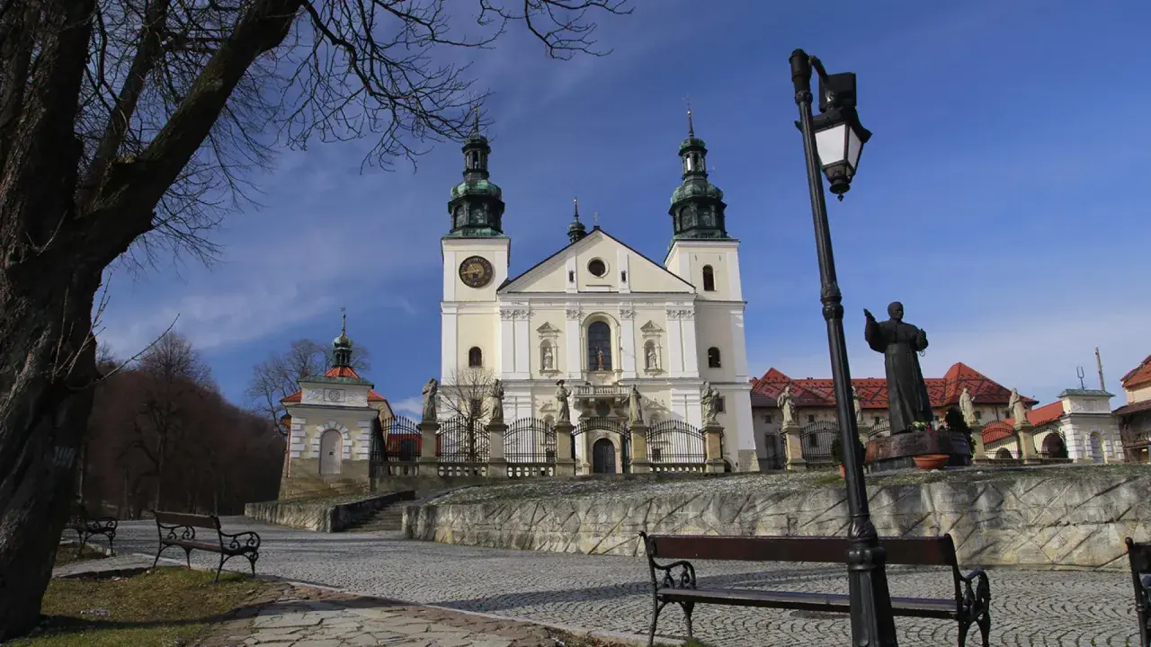 Kalwaria Zebrzydowska: co zwiedzić? Bazylika, kaplice i pomnik św. Franciszka czekają na odkrycie.