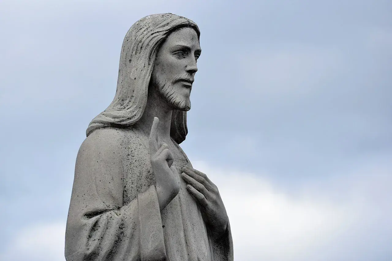 Kamienna rzeźba Jezusa z podniesionym palcem, jakby nauczał słów z psalm 33.