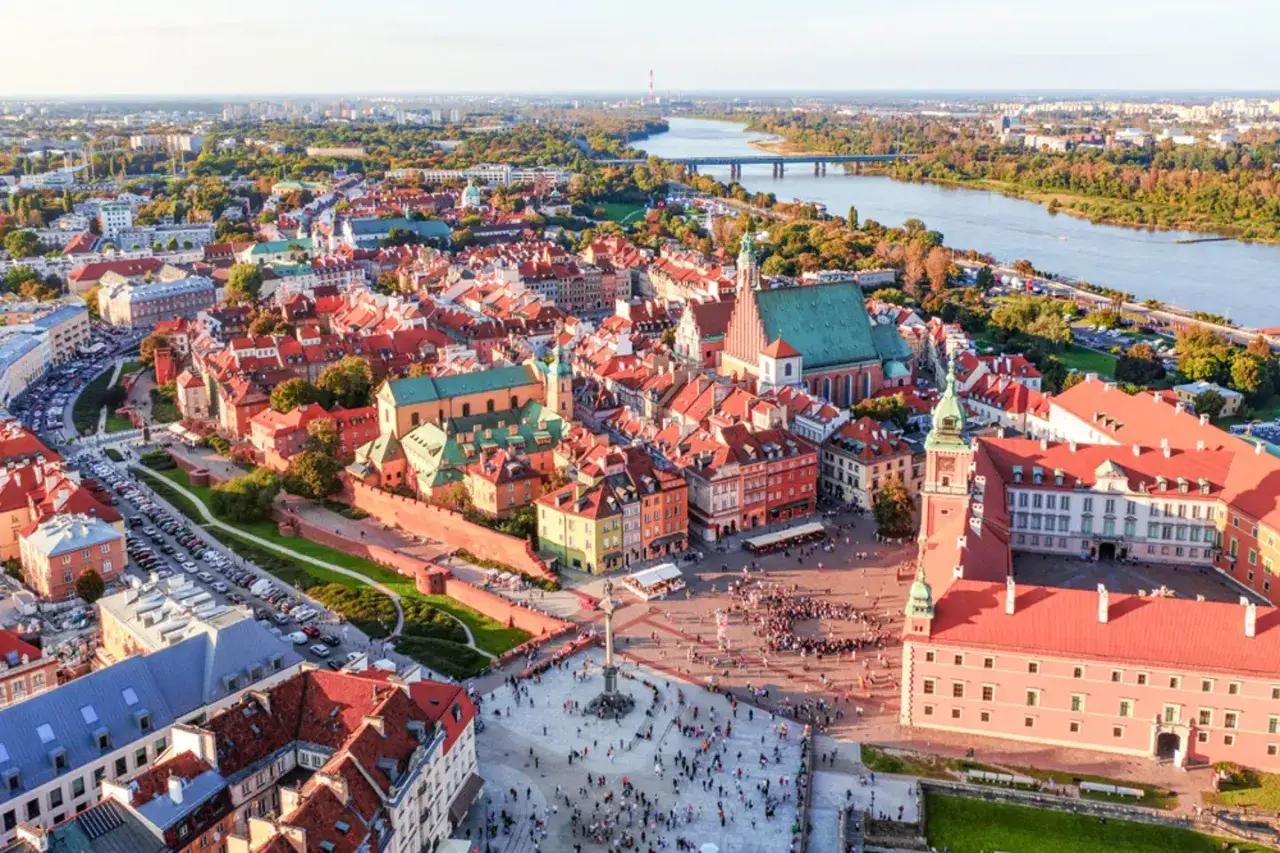 Luftaufnahme von Warschau mit dem Königsschloss und dem Marktplatz. Die beste Reisezeit Polen ist oft im Spätsommer, wenn das Wetter angenehm ist.