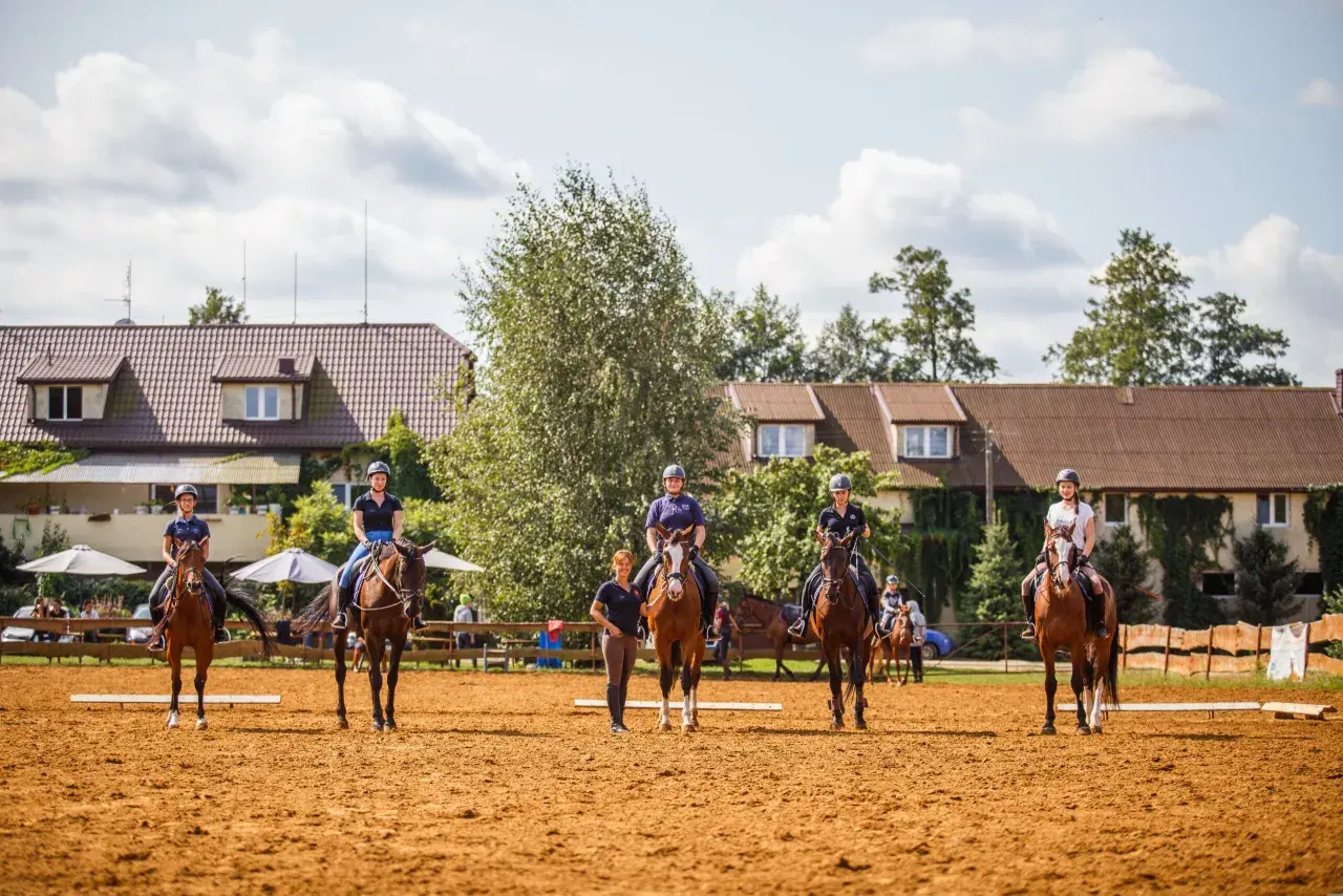 Jeźdźcy na koniach podczas treningu w pony club okrzeszyn.
