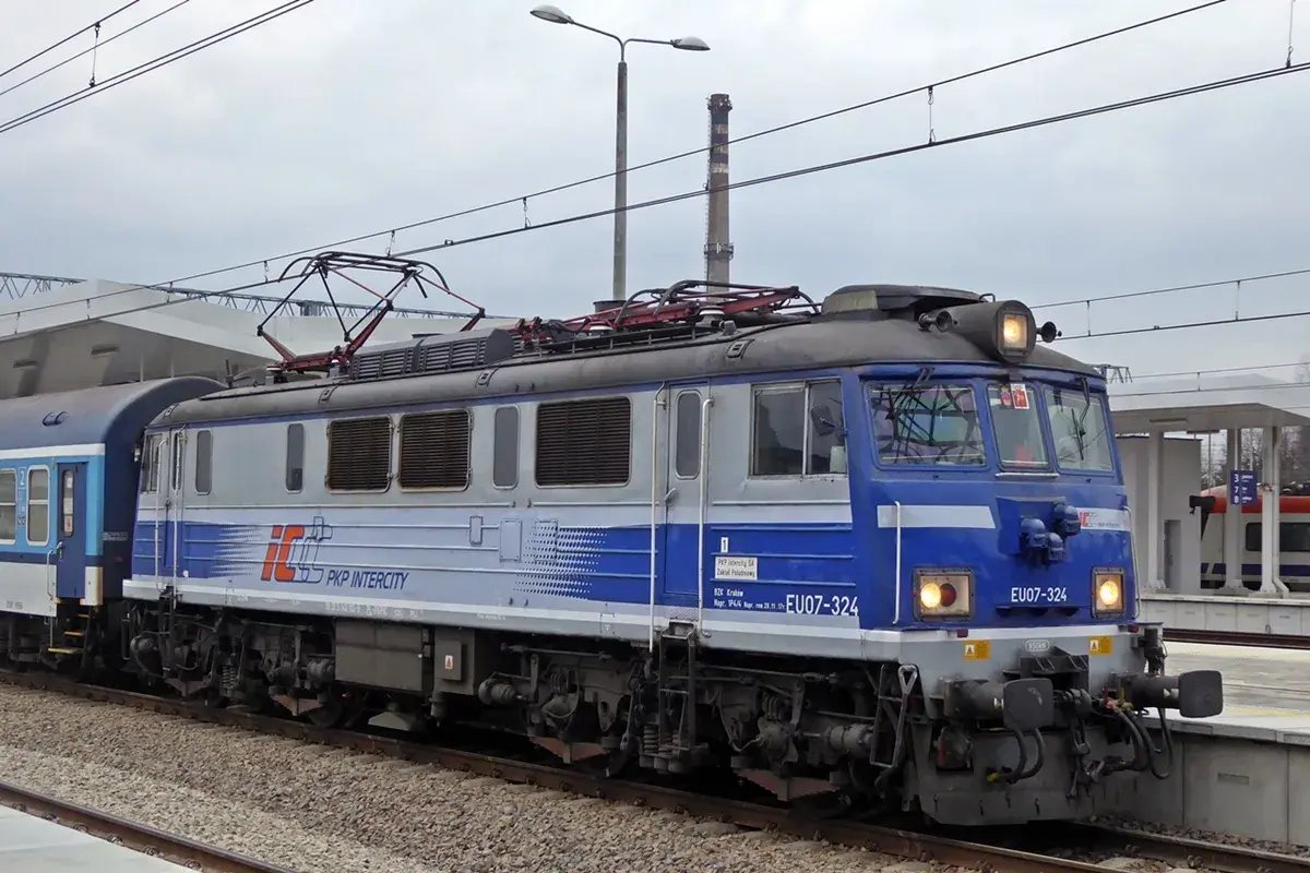 Lokomotywa EU07-324 PKP Intercity gotowa do podróży.
