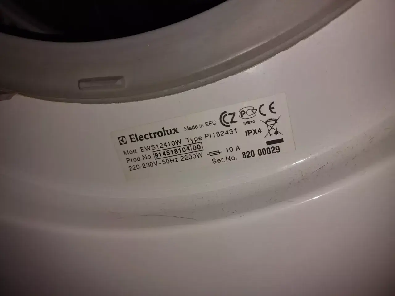 Naklejka na pralce Electrolux EWS12410W z numerem seryjnym 820 00029. Może to być pomocne przy diagnozowaniu błędu E40.