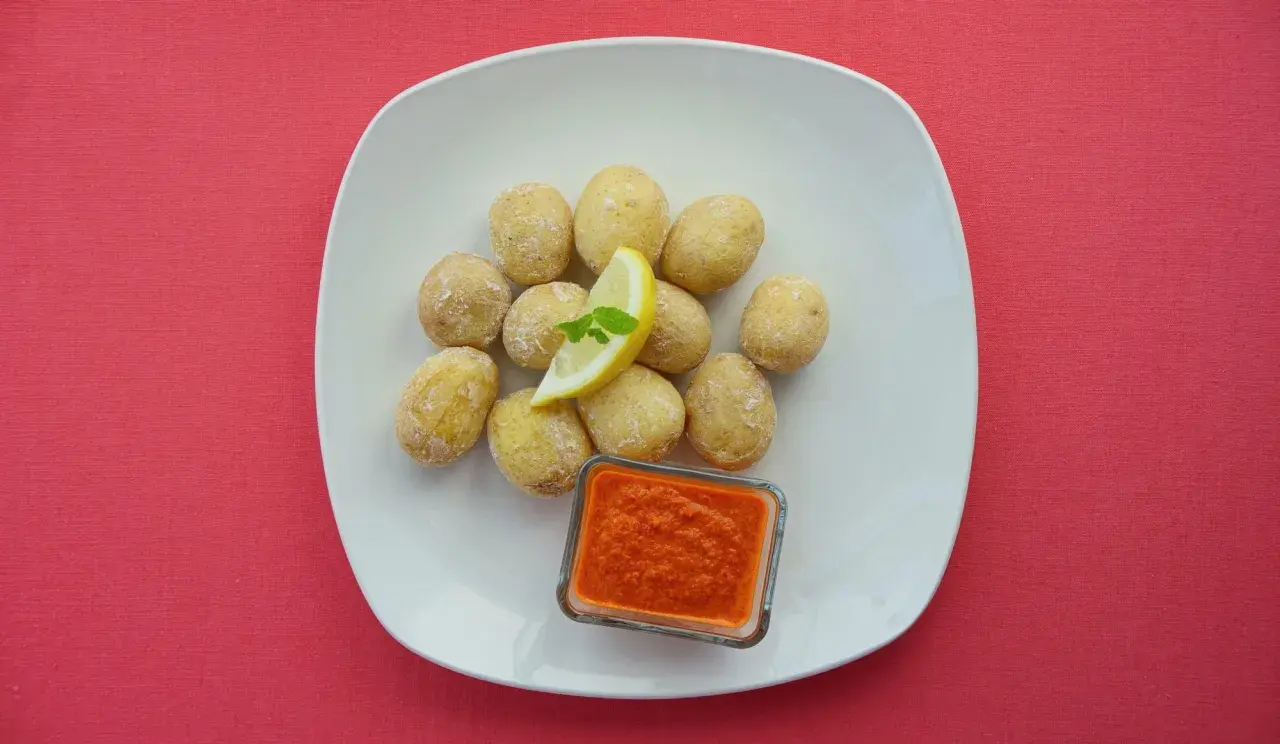 Papas arrugadas, małe ziemniaczki w mundurkach, z cytryną i pikantnym sosem mojo.