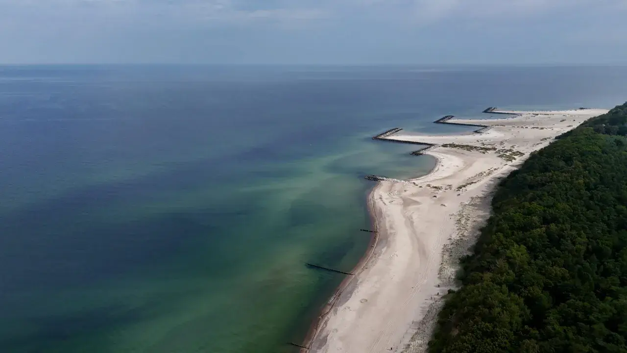 Piękna plaża i morze, prawdziwy polski Dubaj nad morzem. Falochrony tworzą malownicze zatoczki.