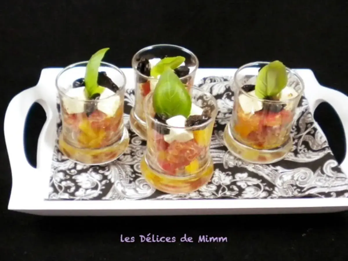 Quatre verrines colorées, parfaites pour 10 recettes de verrines faciles. Tomates, mozzarella, olives et basilic.