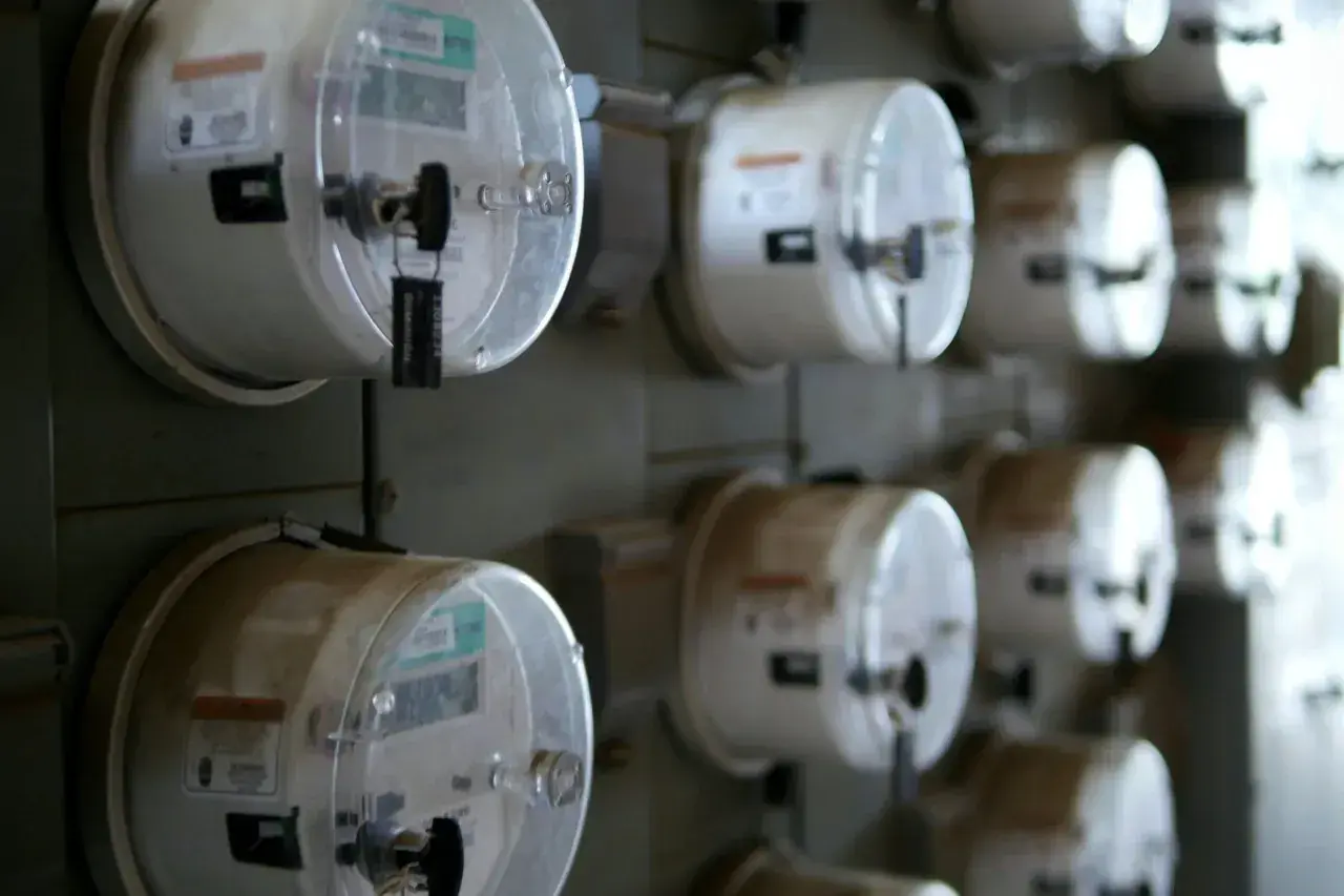 Rząd liczników energii elektrycznej, gotowych do odczytu. Dowiedz się, jak przepisać licznik Enea.
