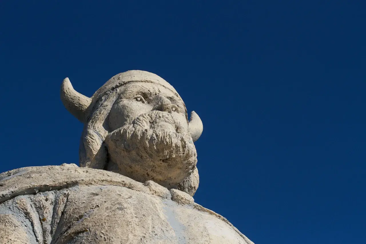 Staty av en viking med hornförsedd hjälm och yvigt skägg, en del av rollistan i Vikings.