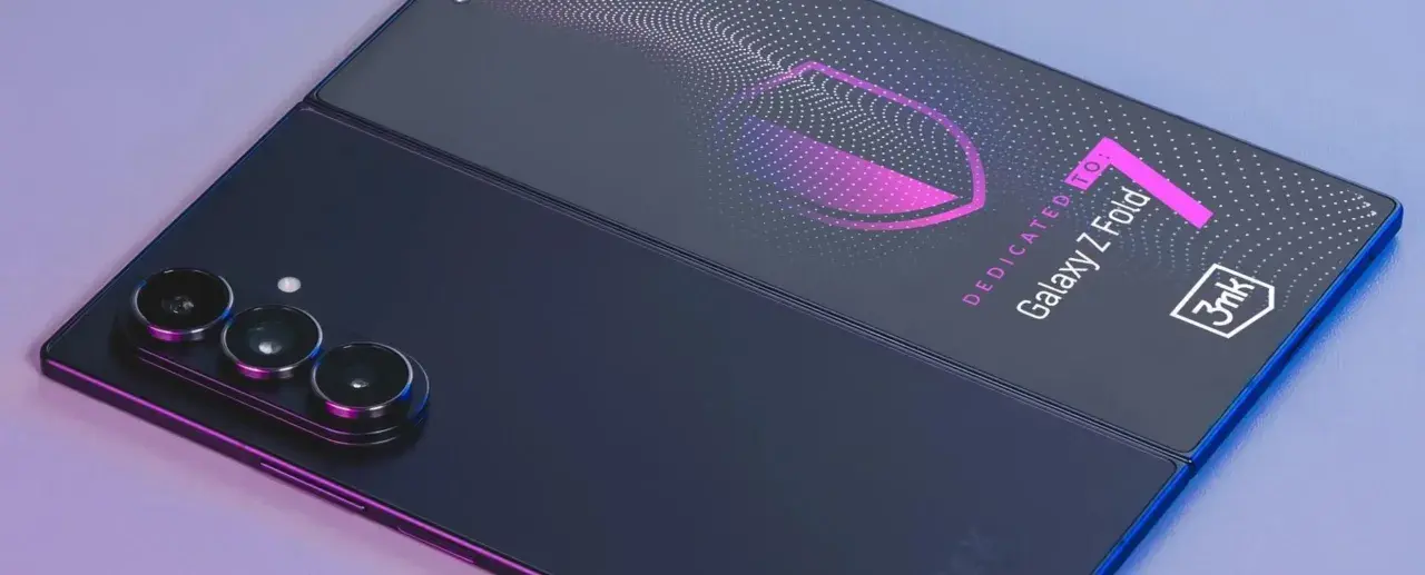 Ciemny, składany smartfon Samsung Galaxy Z Fold 7 z potrójnym aparatem i neonowym wzorem.