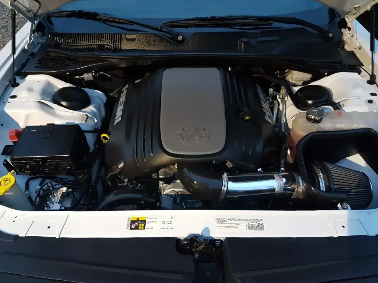 Potężne silniki V8 HEMI w Dodge Challengerze, gotowe do akcji.