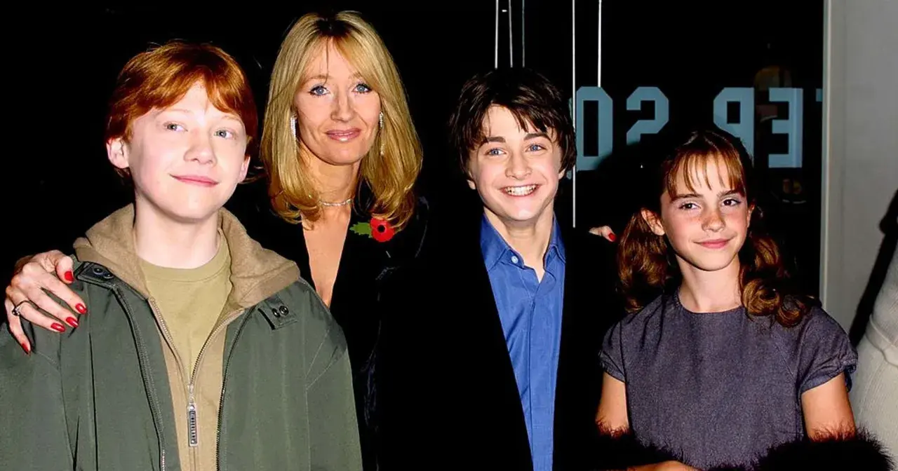 J.K. Rowling z młodymi aktorami: Rupertem Grintem, Danielem Radcliffe'em i Emmą Watson. Hermiona i Harry wyglądają na szczęśliwych.