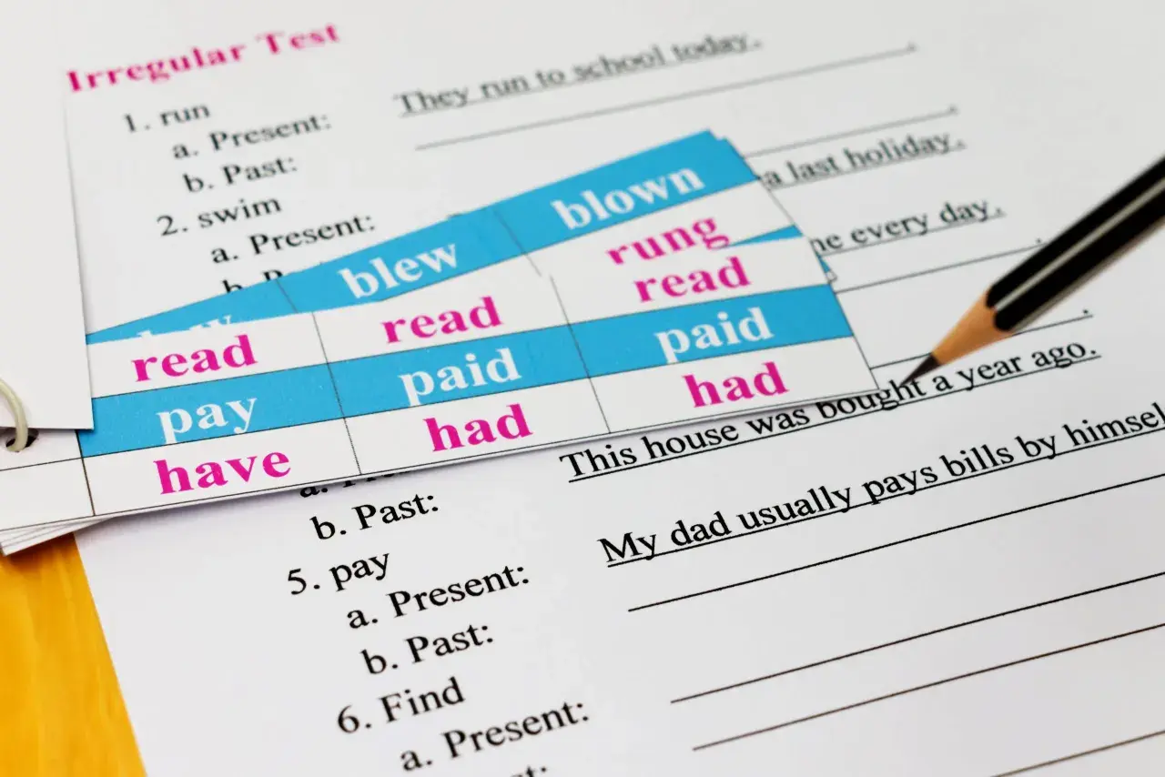 Test di verbi di preferenza in inglese: "run", "swim", "pay", "have". Schede con forme verbali irregolari.