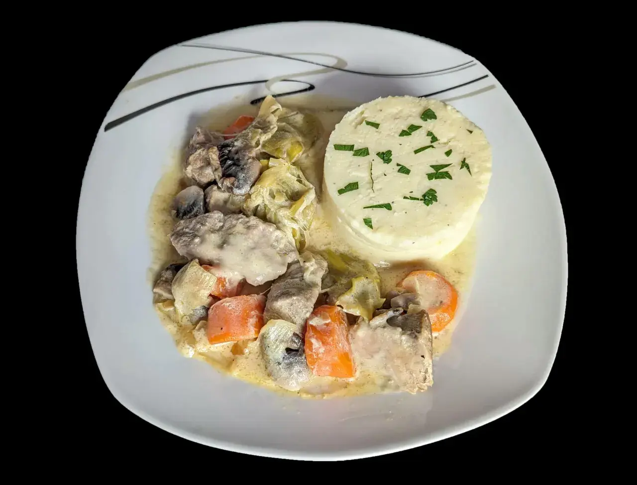 Blanquette de veau cocotte minute, tendre et savoureuse, servie avec une purée de pommes de terre onctueuse.