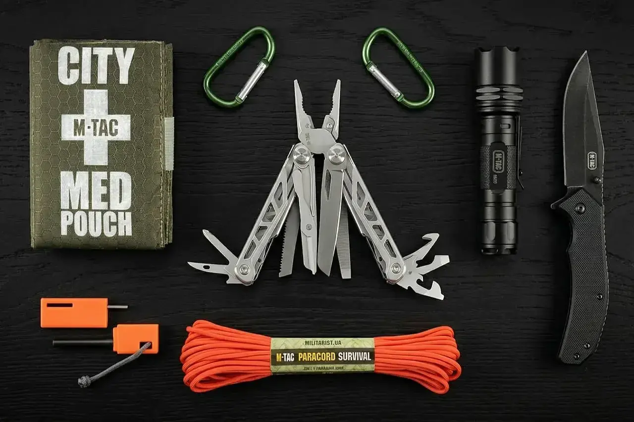 Zestaw przetrwania dla preppersów: apteczka, multitool, latarka, nóż, krzesiwo i paracord. Kto to? Osoby przygotowane na różne sytuacje.