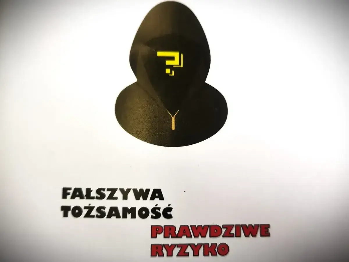Czarna postać z żółtym znakiem zapytania symbolizuje **catfishing**. Napis głosi: "Fałszywa tożsamość, prawdziwe ryzyko".