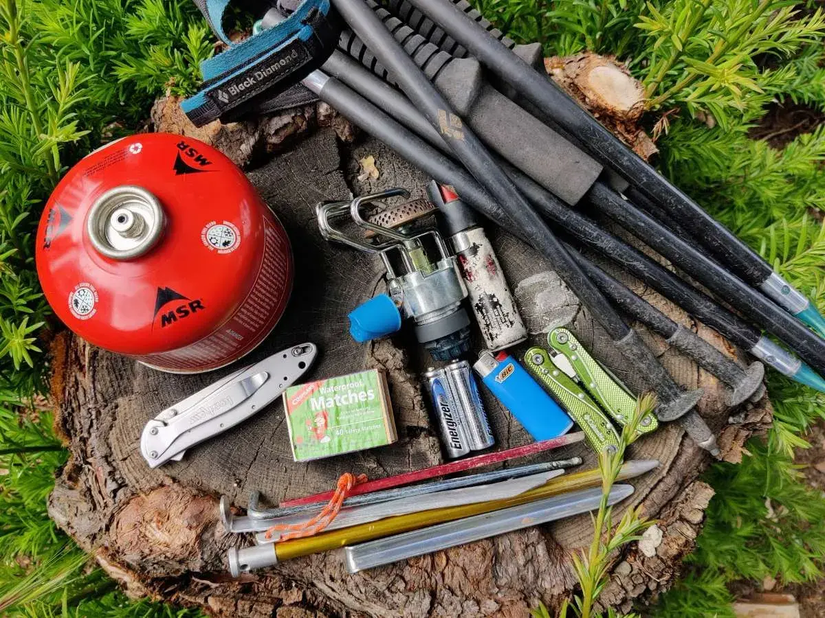 Kijki trekkingowe w bagażu podręcznym: kuchenka gazowa, zapałki, nóż, baterie i śledzie.