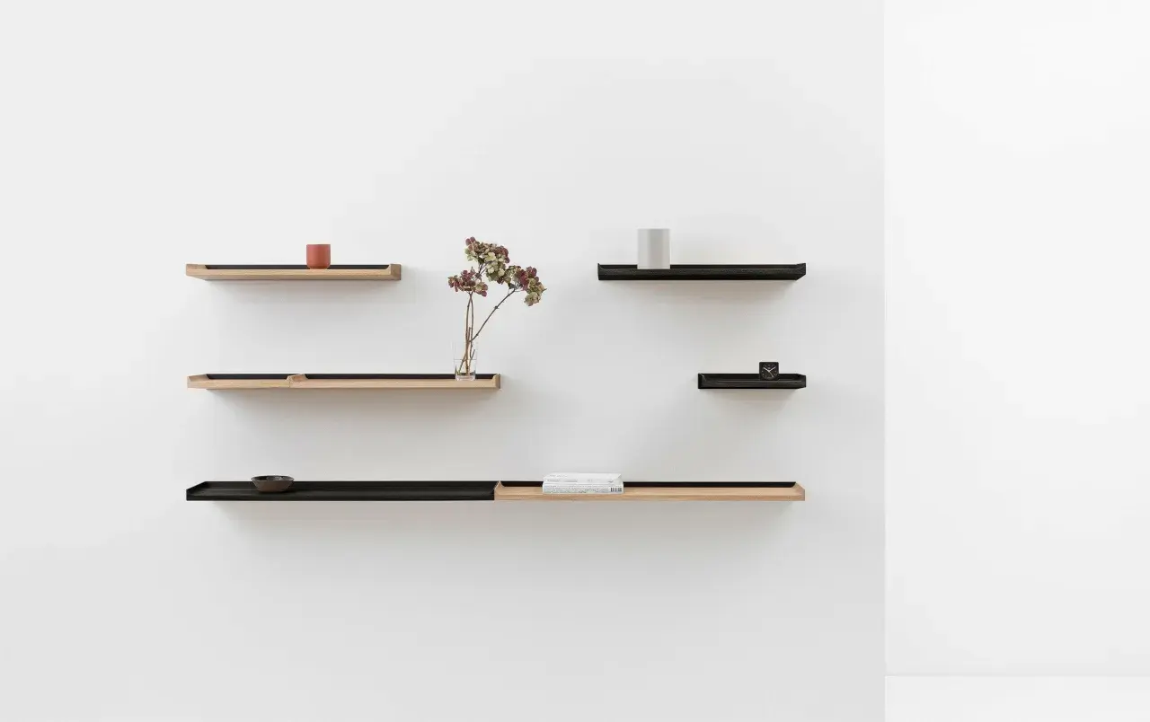 Étagères murales modernes en bois et métal, idéales pour fixer et organiser vos objets décoratifs.