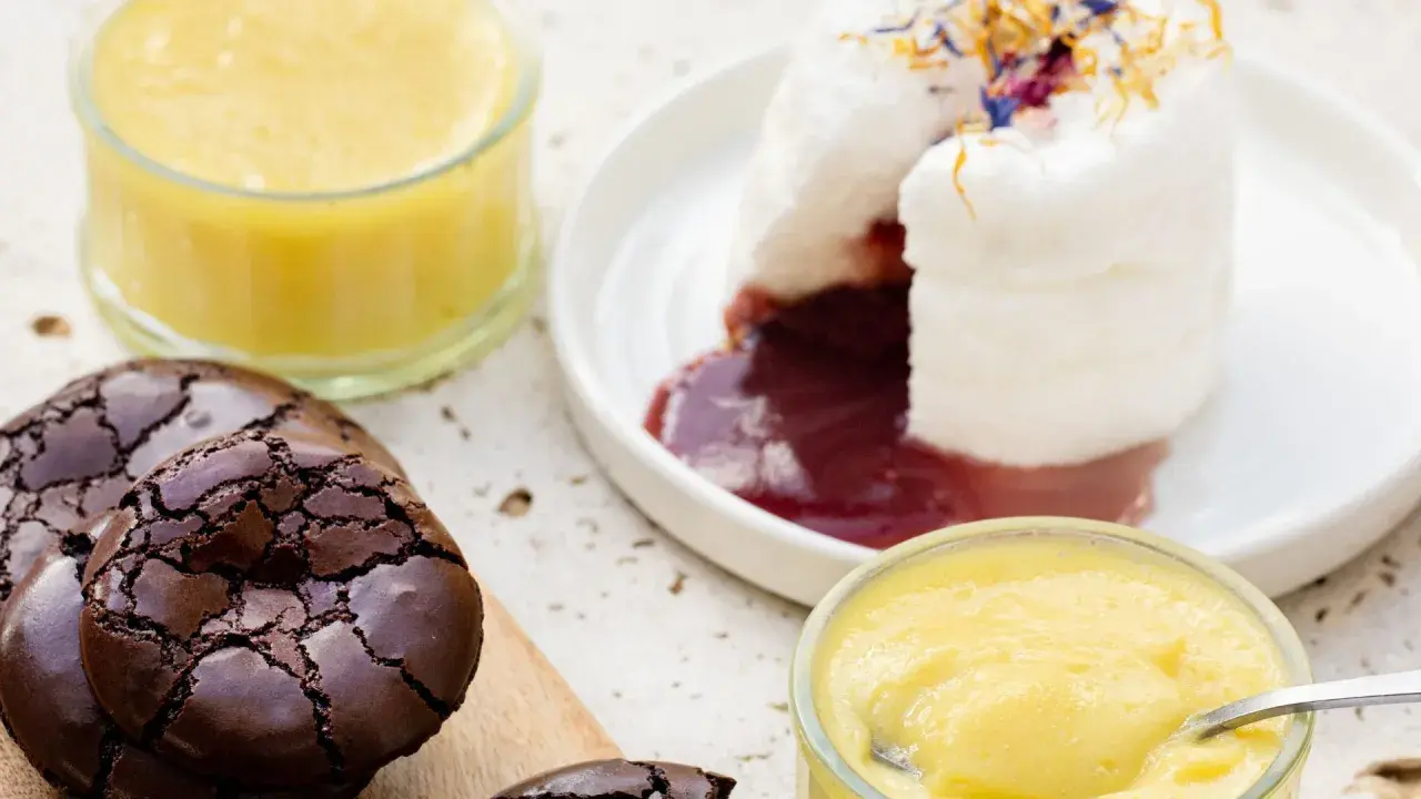 Des desserts délicieux : île flottante, crème anglaise et brownies. Parfait pour savoir que faire avec des blancs d'œufs !