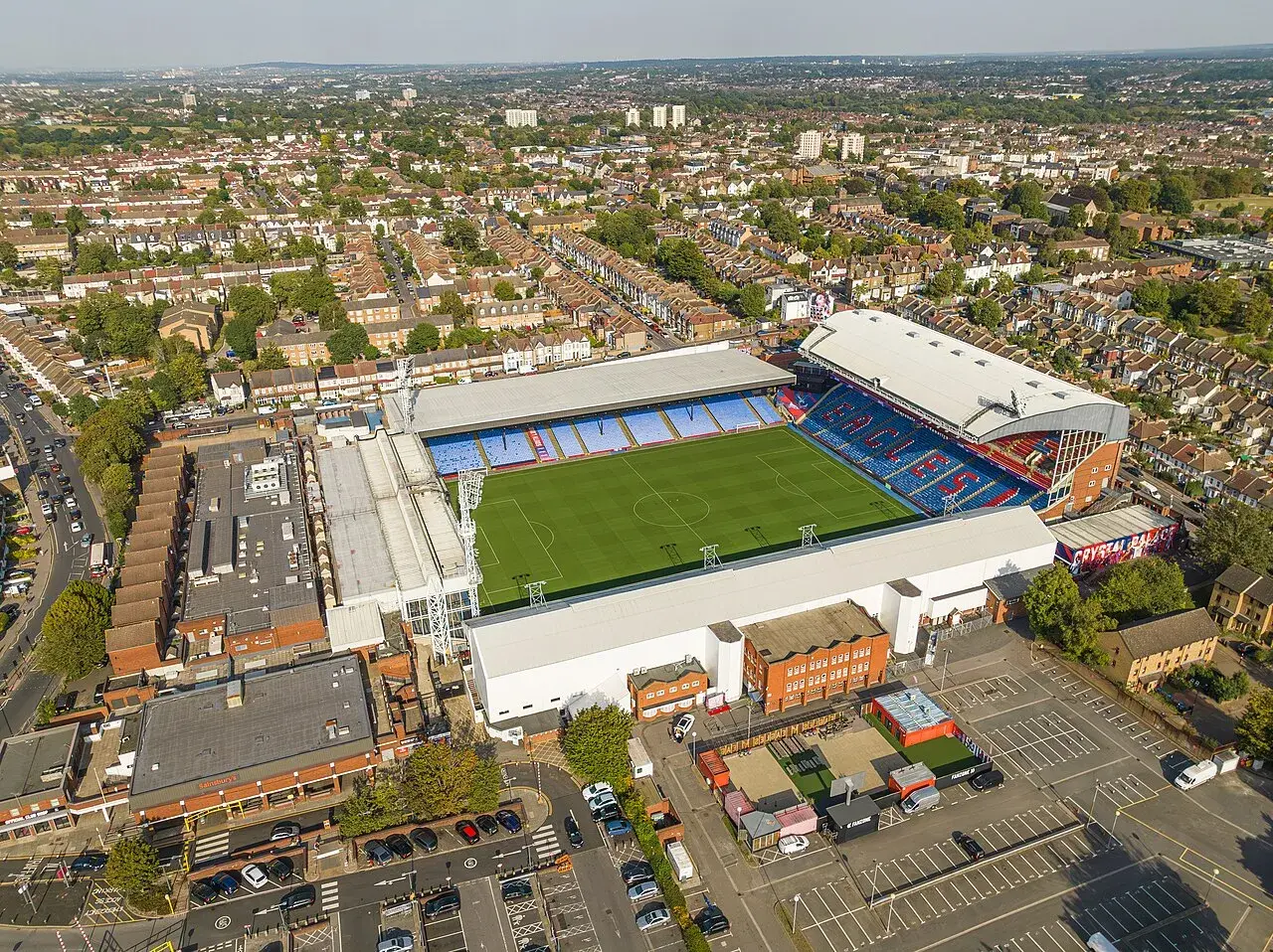 Widok z lotu ptaka na Selhurst Park, stadion Crystal Palace, otoczony zabudową mieszkalną.