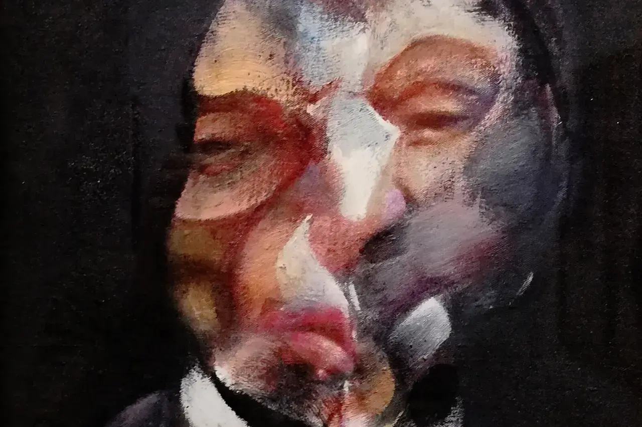 Zniekształcona twarz, jakby w ruchu, w stylu Francis Bacon (malarz). Intensywne barwy i mroczne tło.