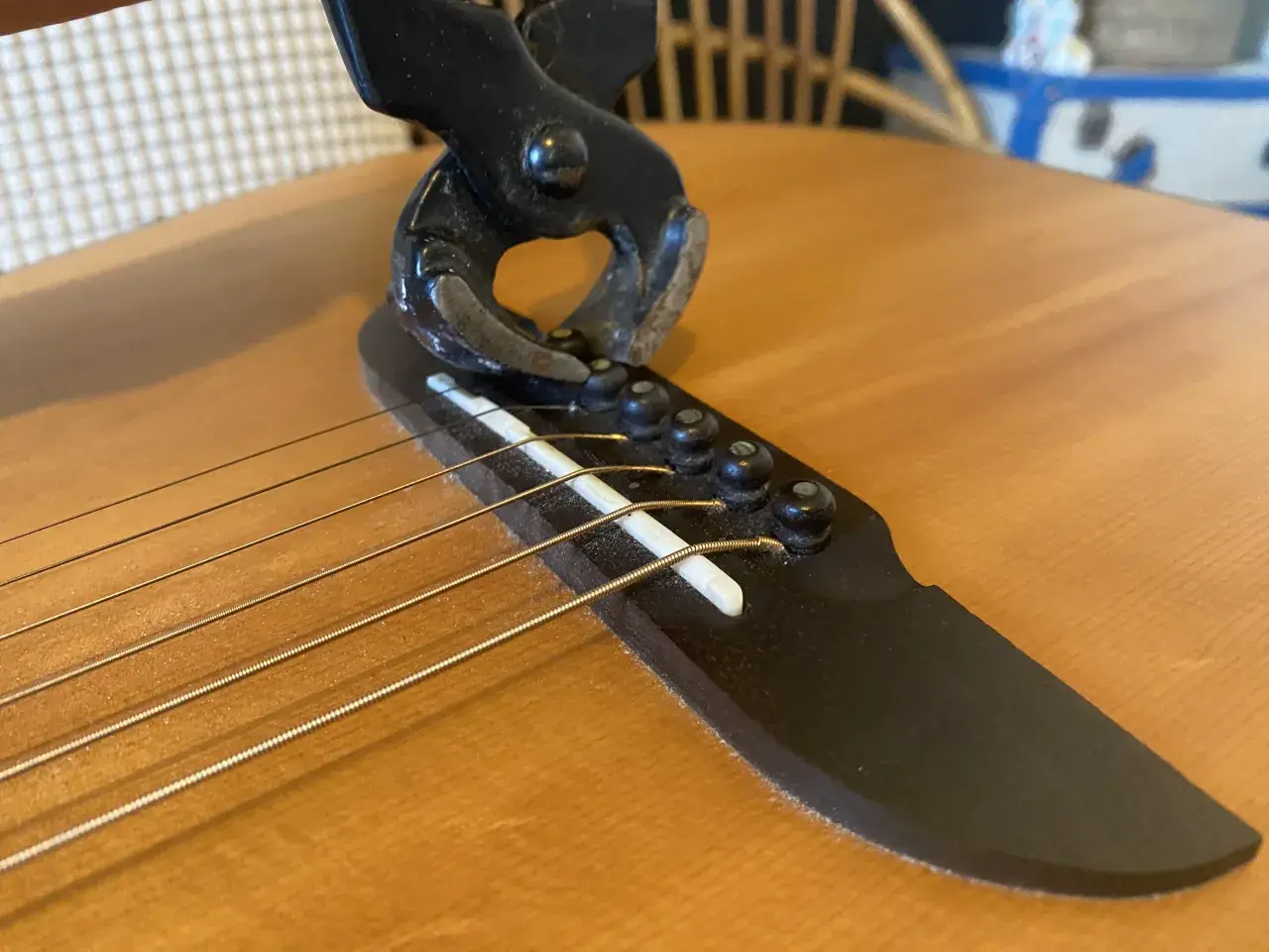 Pince coupante sur le chevalet d'une guitare, illustrant un problème de prise jack.