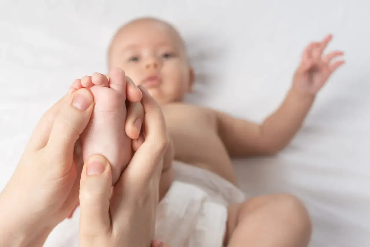Un massage du pied de bébé peut aider à soulager la constipation.