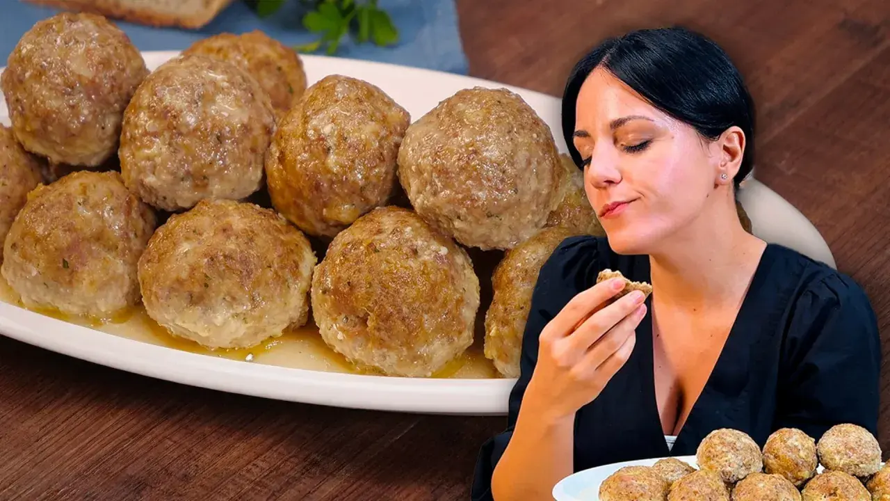 Una donna assapora deliziose polpette al forno, dorate e succulente, servite su un piatto bianco.