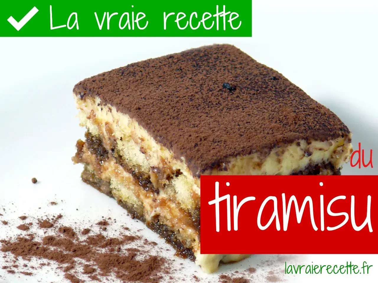 Une part de tiramisu onctueux, saupoudrée de cacao. La vraie recette du tiramisu avec sa crème liquide.