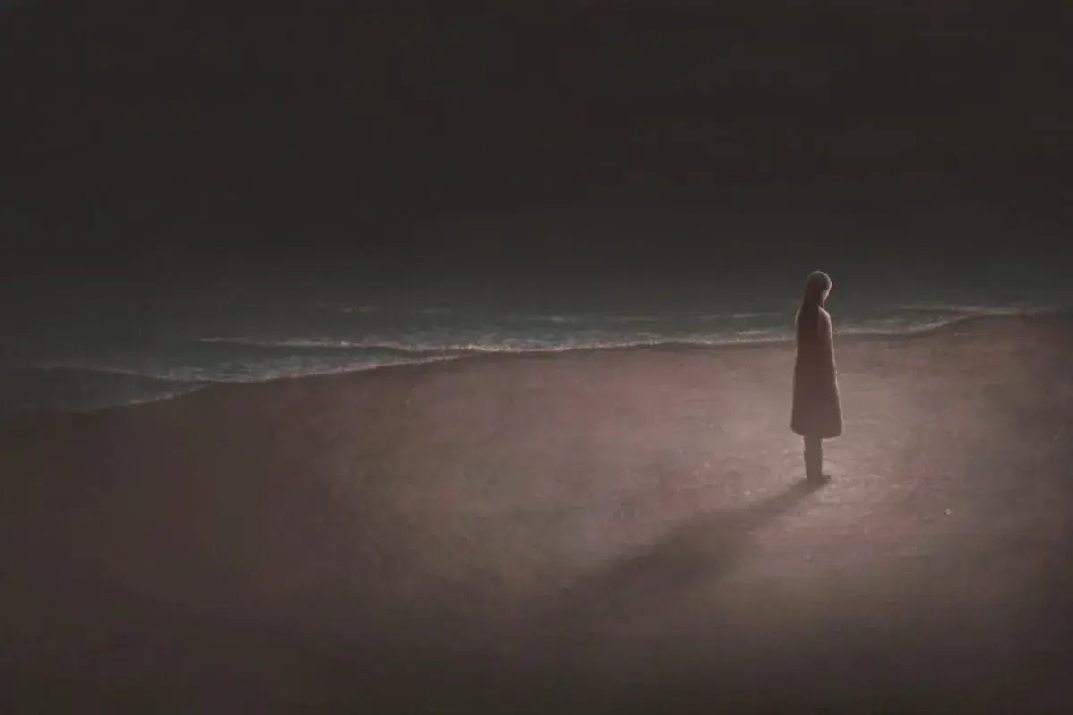 Una persona sola en la playa, contemplando el mar. Reflexiona sobre las cosas que tienes que hacer antes de morir.