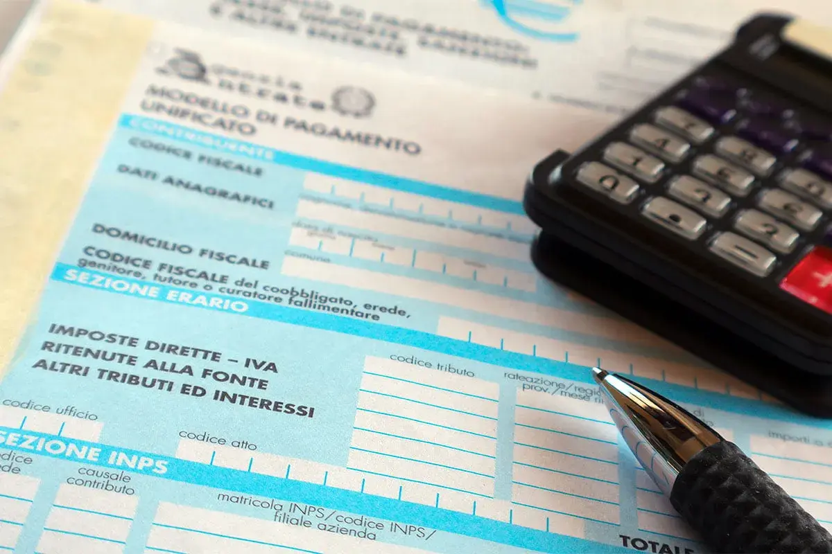 Modello di pagamento unificato con calcolatrice e penna. Compilazione di una parcella medico o documento fiscale.