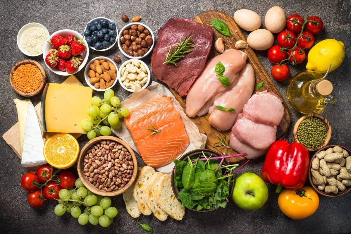 Różnorodne źródła białka: mięso, ryby, jaja, nabiał, orzechy, nasiona, fasola. Zbilansowana dieta wspiera zdrowie, w tym białko a nerki.