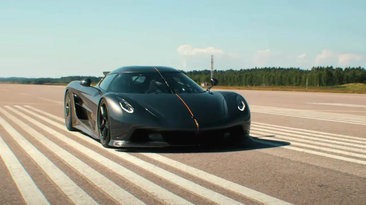 Mörkgrå Koenigsegg Jesko Absolut på en landningsbana, redo för en 0-100 km/h acceleration.