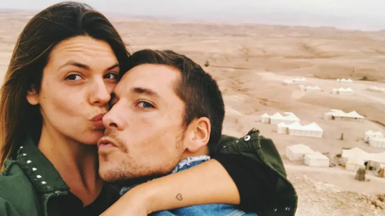 Laura Matamoros y Benji se dan un tierno beso en un paisaje desértico con tiendas de campaña.