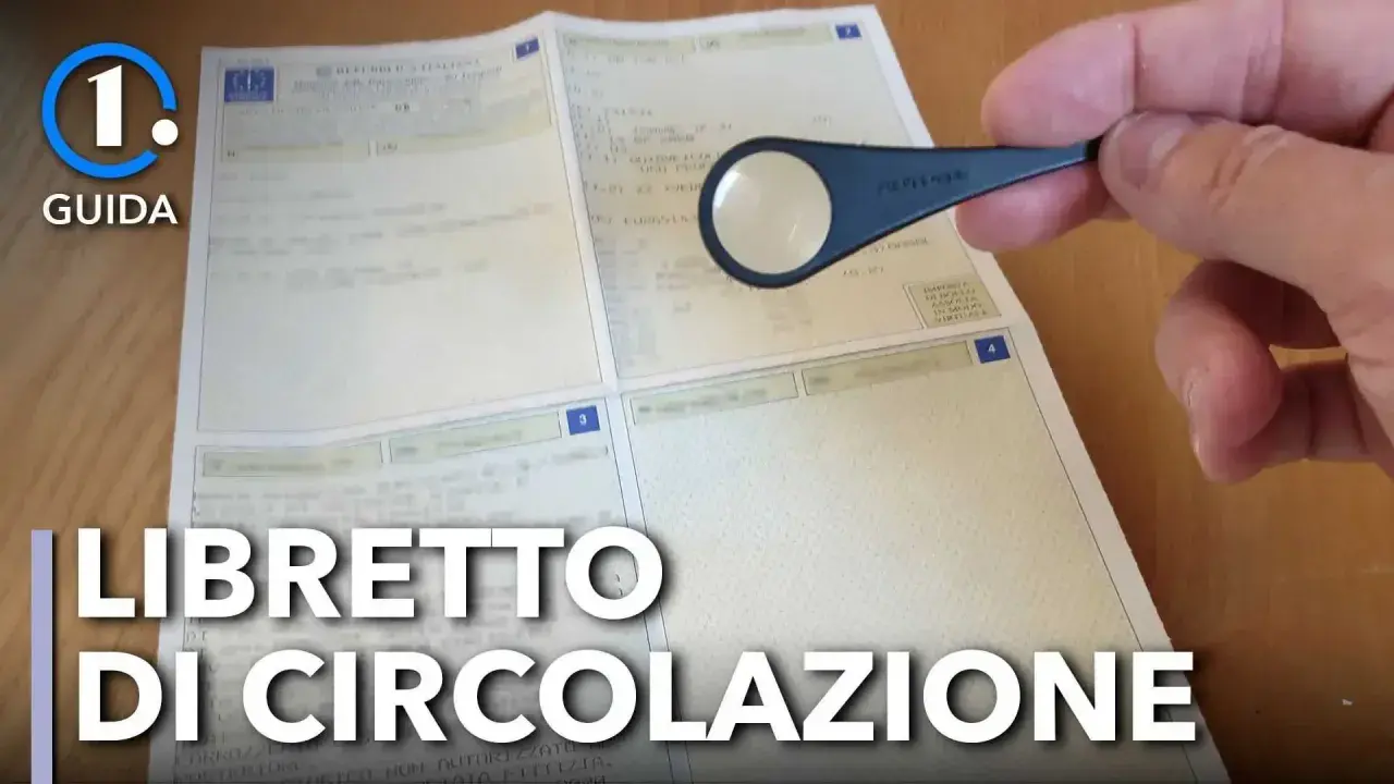 Guida per trovare il codice OEM sul libretto di circolazione. Lente d'ingrandimento su un documento.