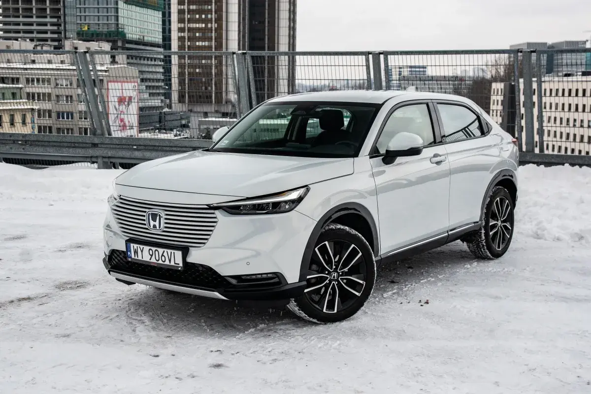 Biały Honda HR-V 2025 na śniegu, gotowy na miejskie przygody.
